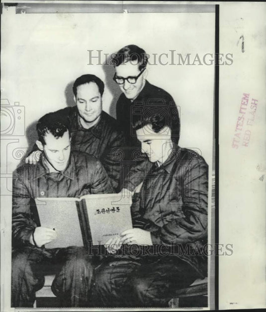 1968 Press Photo Navy Radioman 2/C Lee Hayes & others of USS Pueblo - now07592