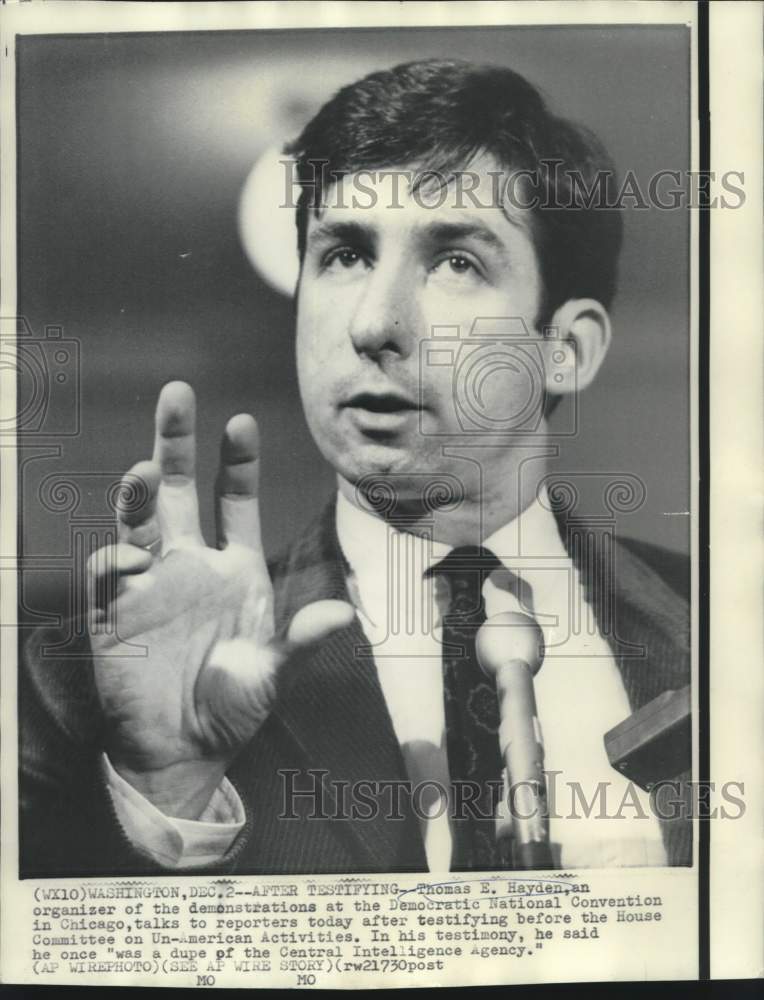 1968 Press Photo Thomas Hayden testifies at House Committee on Un-American