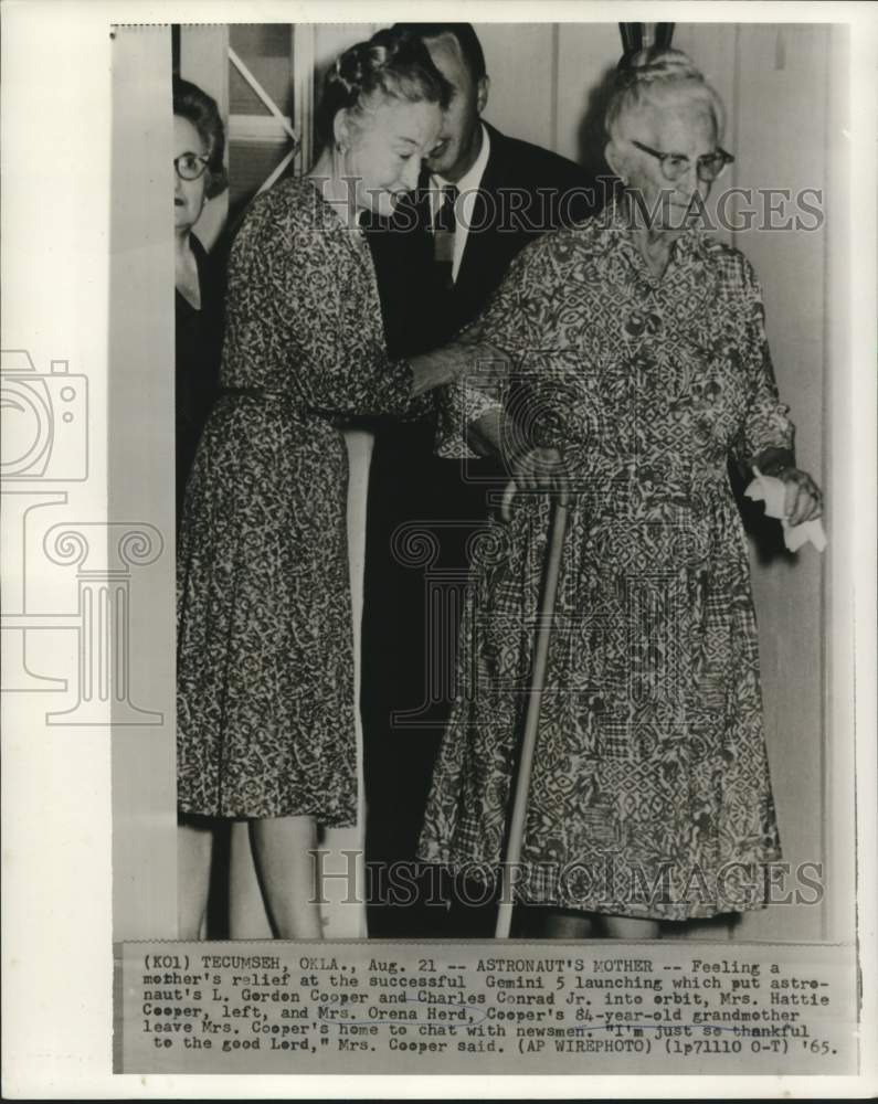 1965 Press Photo Astronaut Gordon Cooper's mother & grandmother with newsmen