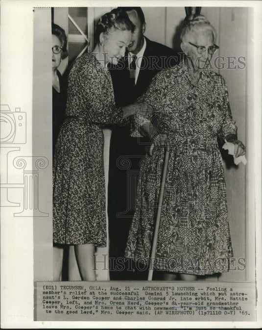 1965 Press Photo Astronaut Gordon Cooper's mother & grandmother with newsmen