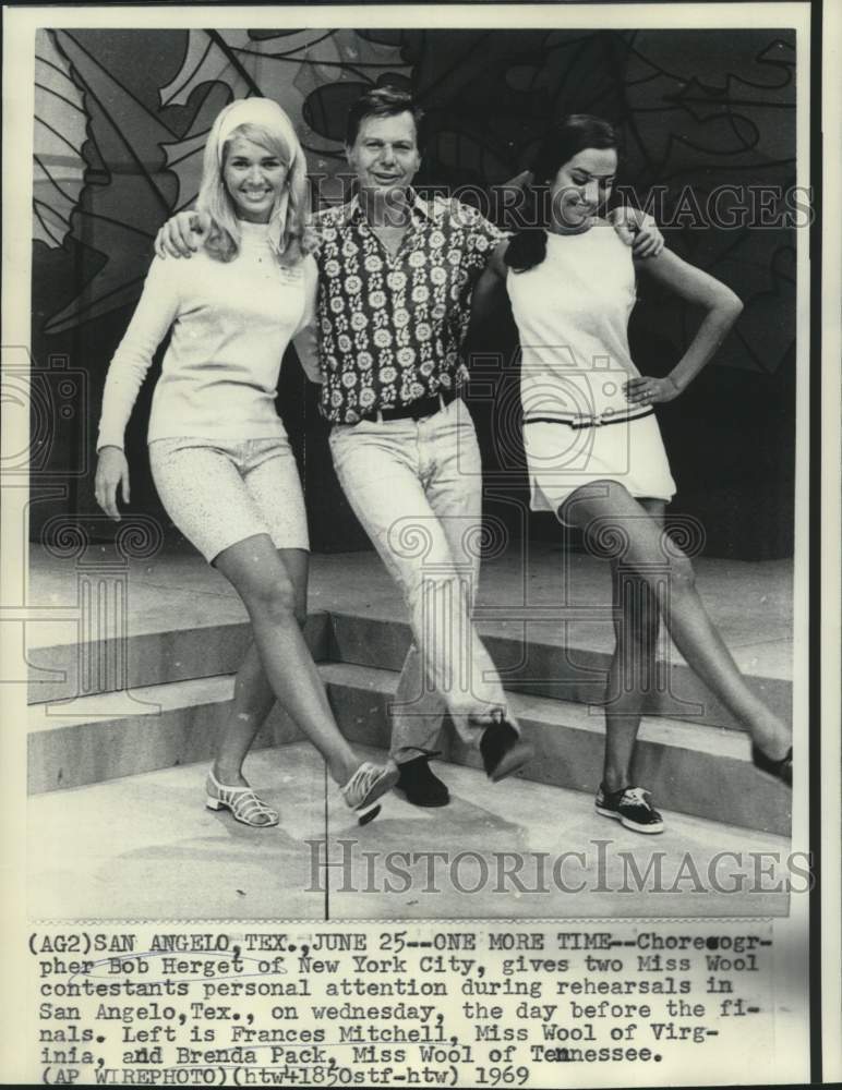 Load image into Gallery viewer, 1969 Press Photo Choreographer Bob Herget gives dance tips to two Miss Wool's
