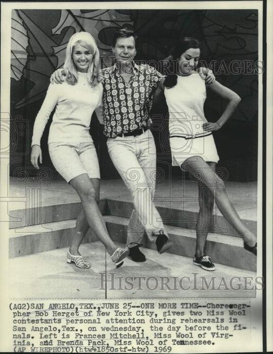 1969 Press Photo Choreographer Bob Herget gives dance tips to two Miss Wool's