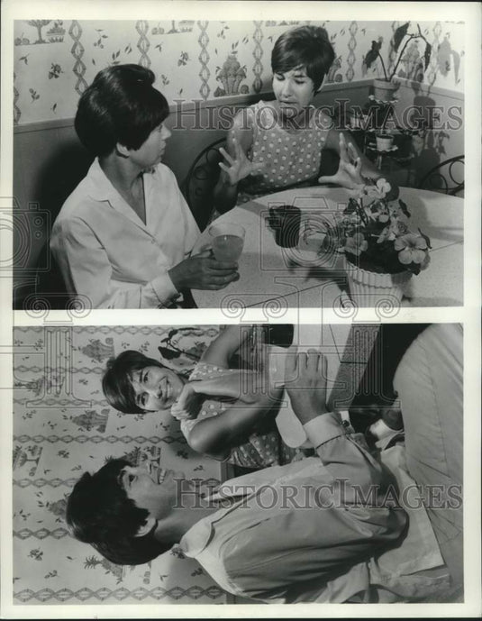 1966 Press Photo Astronauts wives Barbara Gordon & Jane Conrad chatting