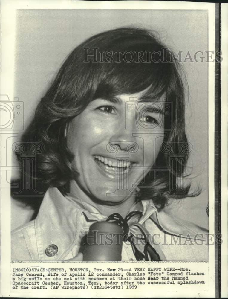 1969 Press Photo Astronaut Pete Conrad&#39;s wife, Jane, talks to newsmen in Texas