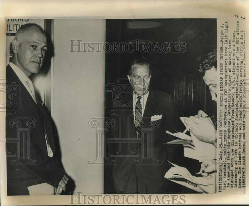 Load image into Gallery viewer, 1959 Press Photo Ralph Hart holds press conference in Chicago FBI headquarters
