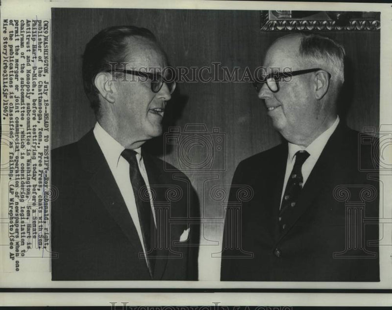 Load image into Gallery viewer, 1967 Press Photo Free Press publisher meets with Senator Philip Hart
