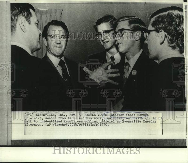 Load image into Gallery viewer, 1970 Press Photo Senator Vance Hartke &amp; sons with Indiana polling official
