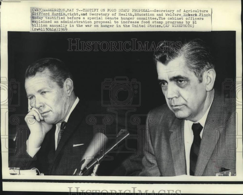 Load image into Gallery viewer, 1969 Press Photo Secretaries Hardin &amp; Finch testify at Senate hunger committee
