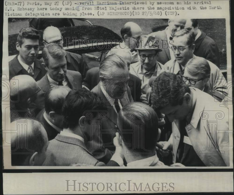 Load image into Gallery viewer, 1968 Press Photo Averell Harriman with newsmen in Paris - now08107

