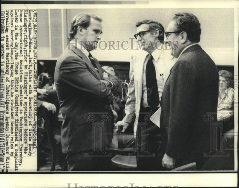 Load image into Gallery viewer, 1975 Press Photo Rep. Michael Harrington &amp; Henry Kissinger talk in Washington
