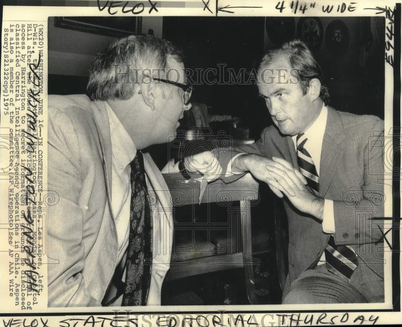 Load image into Gallery viewer, 1975 Press Photo Reps. Aspen and Michael Harrington talk on Capitol Hill

