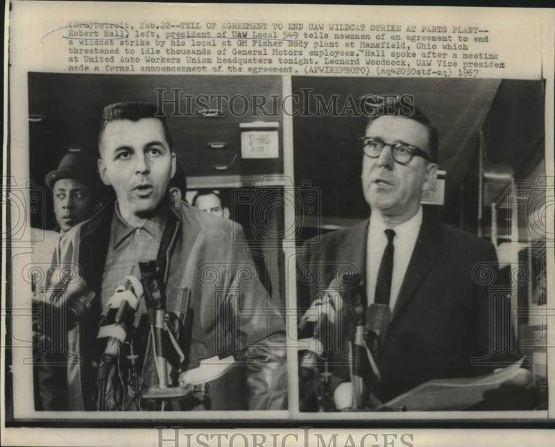 Load image into Gallery viewer, 1967 Press Photo Robert Hall &amp; Leonard Woodcock announce end of GM strike in OH
