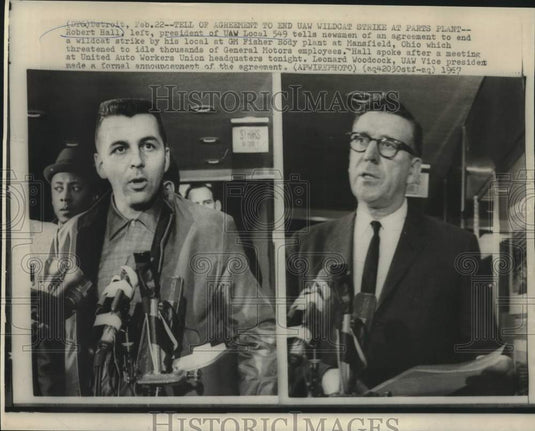 1967 Press Photo Robert Hall & Leonard Woodcock announce end of GM strike in OH