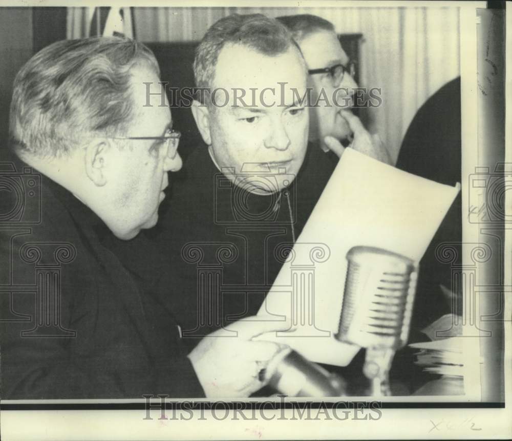 1966 Press Photo Archbishops Hannan &amp; Cody review Catholic Bishops&#39; text