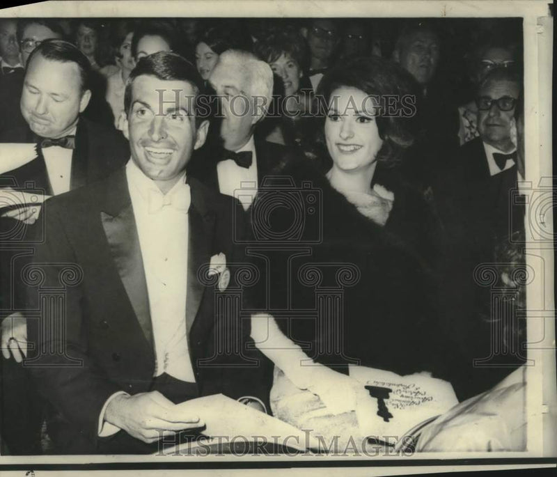 Load image into Gallery viewer, 1966 Press Photo Lynda Bird Johnson &amp; George Hamilton appear at the Oscars.
