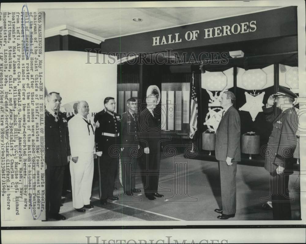 1968 Press Photo General Wheeler with winners of Pentagon&#39;s Hall of Heroes