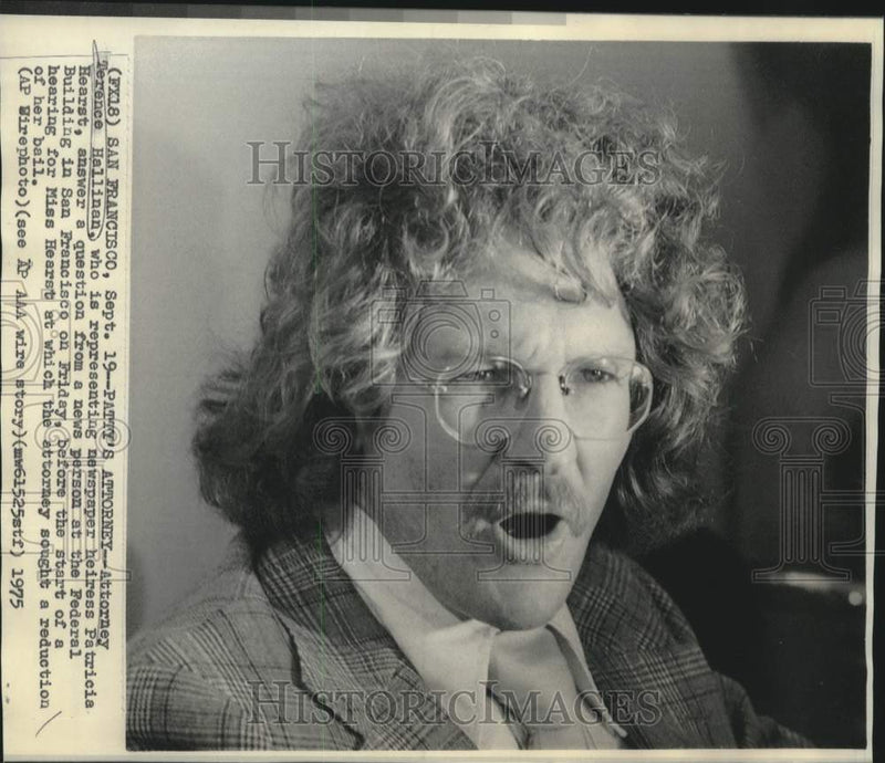 Load image into Gallery viewer, 1975 Press Photo Terence Hallinan, attorney for Patty Hearst with newsmen
