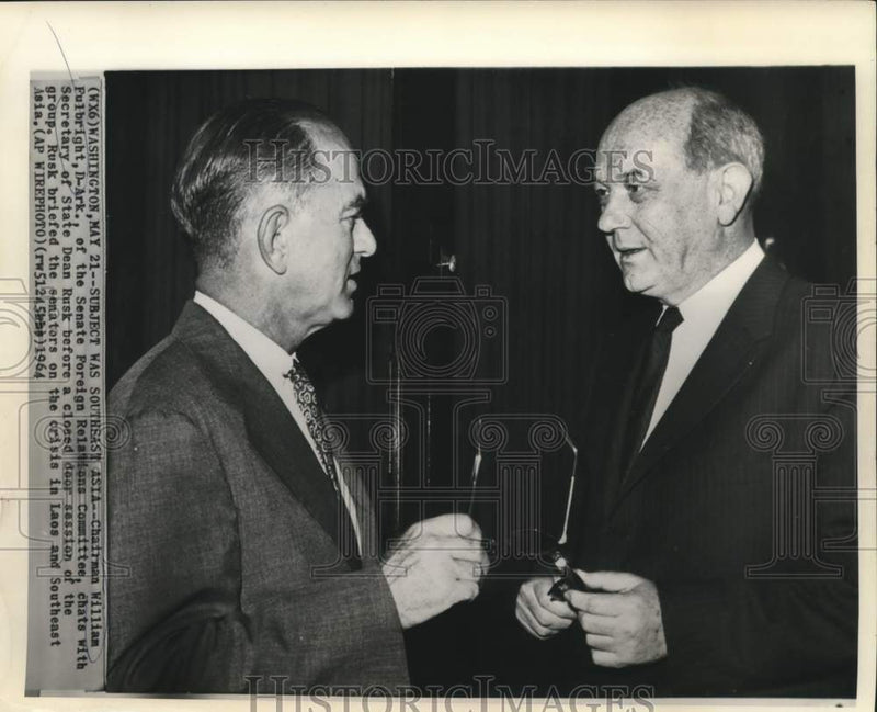 Load image into Gallery viewer, 1964 Press Photo Chairman William Fulbright &amp; Dean Rusk chat in Washington.
