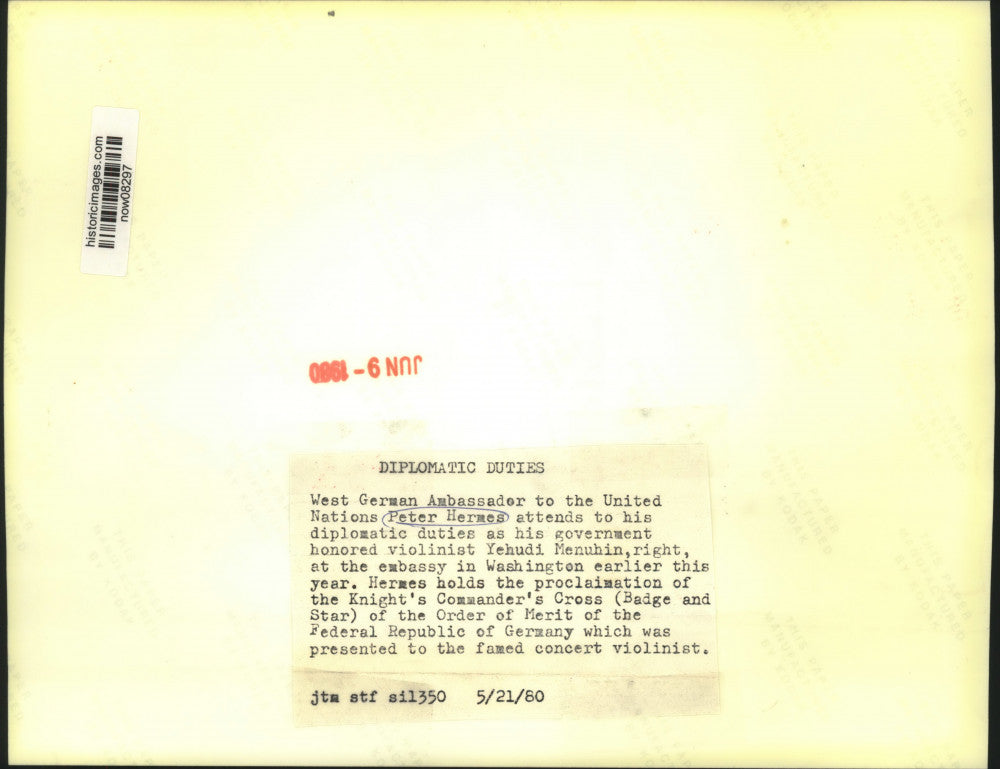 1960 Press Photo Peter Hermes honors violinist Yehudi Menuhin at German Embassy