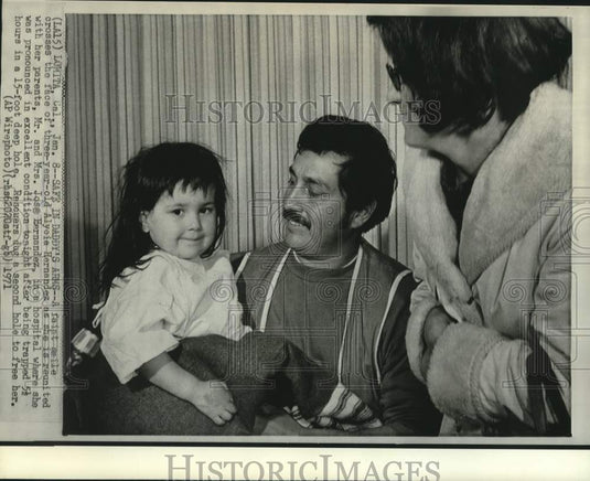 1971 Press Photo Aleyia Hernandez with parents after trapped for 5 1/2 hours