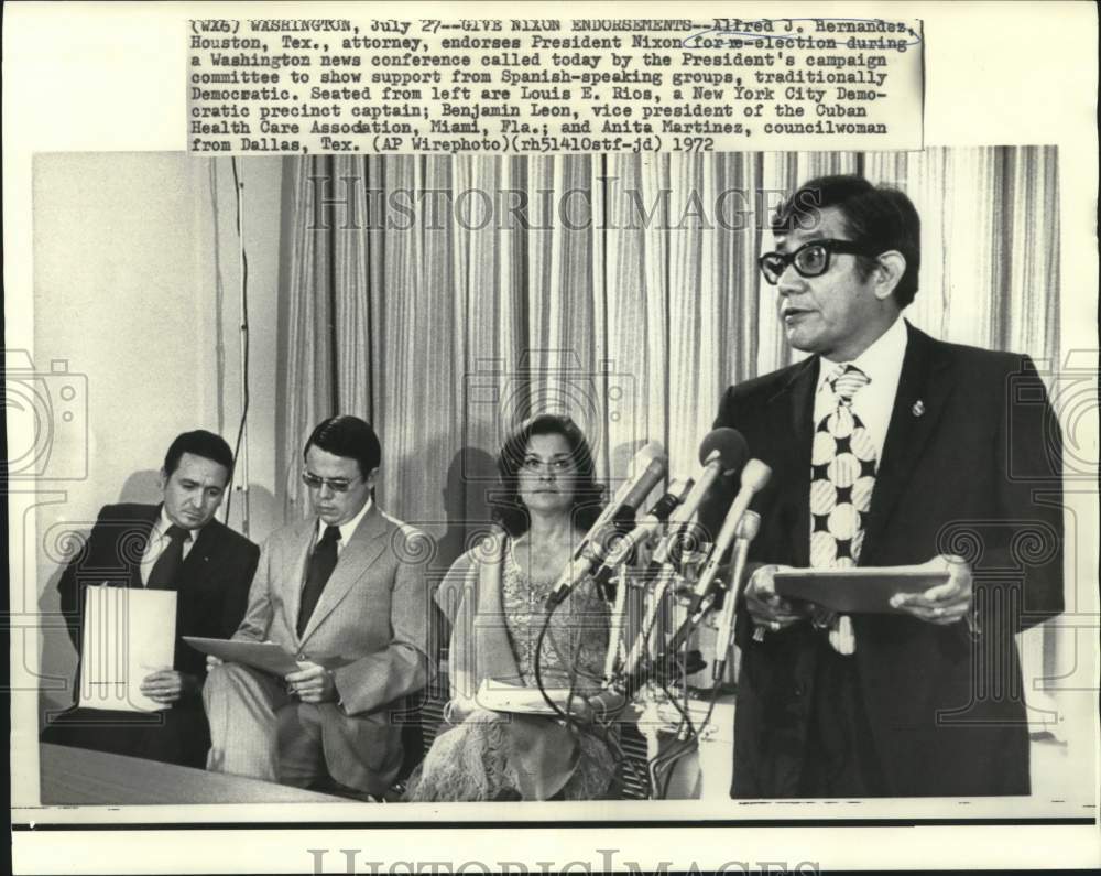1972 Press Photo Alfred Hernandez and others at press conference endorse Nixon