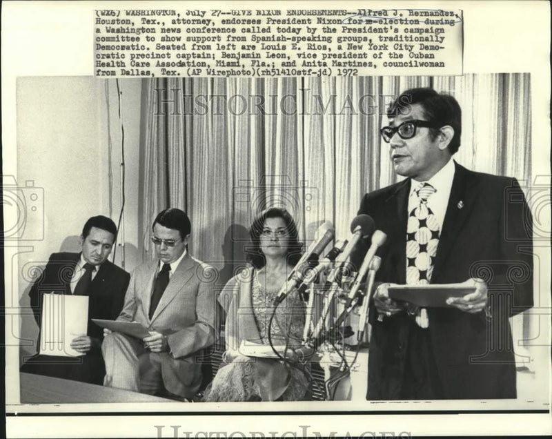 Load image into Gallery viewer, 1972 Press Photo Alfred Hernandez and others at press conference endorse Nixon
