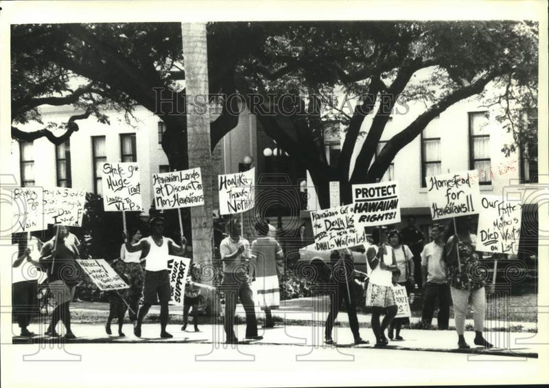 Load image into Gallery viewer, 1991 Press Photo Native Hawaiians demonstrate outside State Office Building
