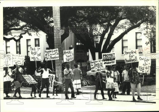 1991 Press Photo Native Hawaiians demonstrate outside State Office Building