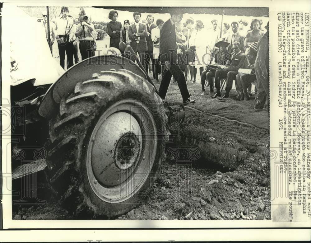 1971 Press Photo Tractor covers grave of Elton Hayes, 17-year-old Memphis youth