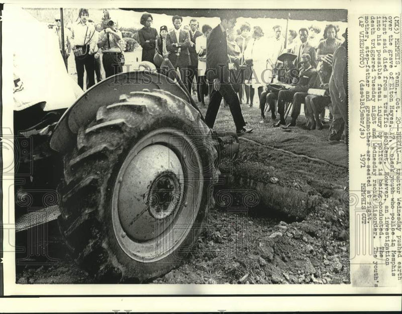 Load image into Gallery viewer, 1971 Press Photo Tractor covers grave of Elton Hayes, 17-year-old Memphis youth
