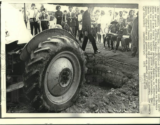 1971 Press Photo Tractor covers grave of Elton Hayes, 17-year-old Memphis youth