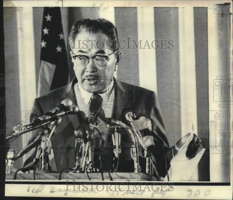 Load image into Gallery viewer, 1969 Press Photo S.I. Hayakawa of San Francisco State College at news conference
