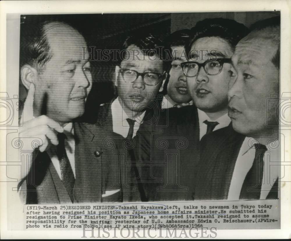 1964 Press Photo Takashi Hayakawa with newsmen after his resignation in Tokyo