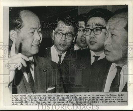 1964 Press Photo Takashi Hayakawa with newsmen after his resignation in Tokyo