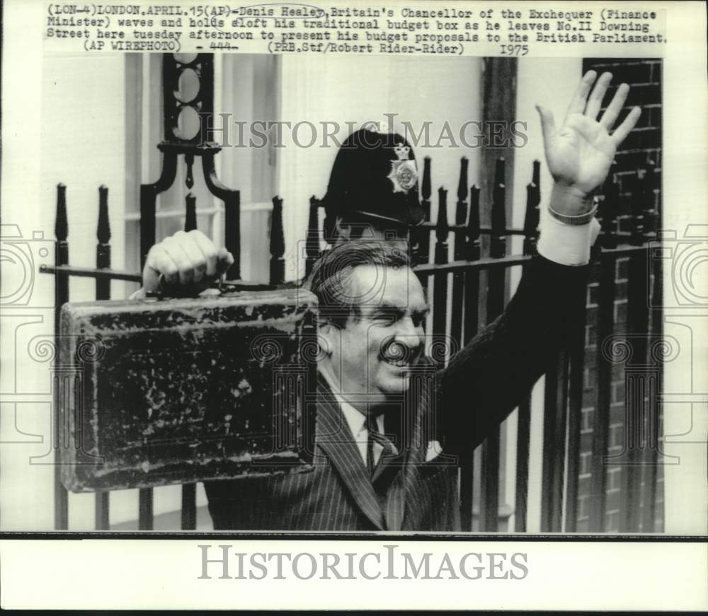 1975 Press Photo Denis Healey, Britain&#39;s Finance Minister waving with budget box
