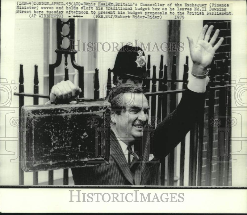 Load image into Gallery viewer, 1975 Press Photo Denis Healey, Britain's Finance Minister waving with budget box
