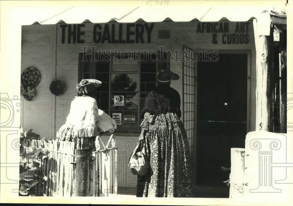 1984 Press Photo Herero-Damara African tribeswomen shop in Victorian fashion