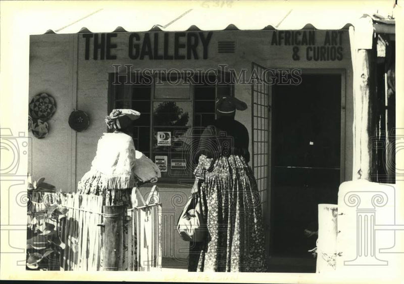 Load image into Gallery viewer, 1984 Press Photo Herero-Damara African tribeswomen shop in Victorian fashion
