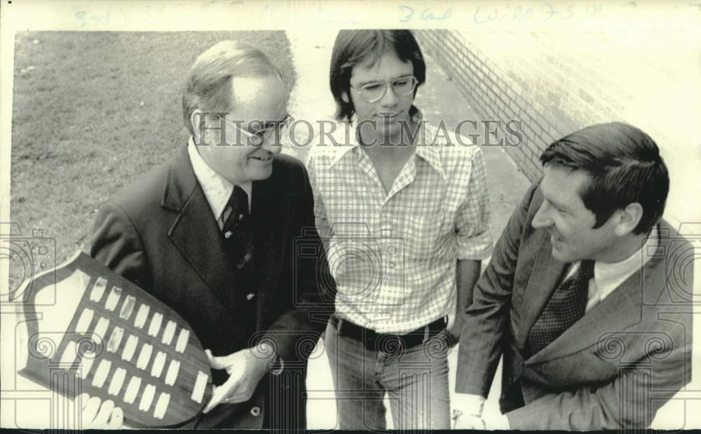 1974 Press Photo New York Times&#39; John Herbers receives Silver Elm Award in MS