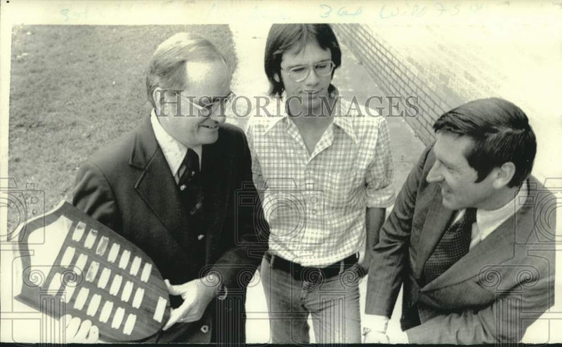 Load image into Gallery viewer, 1974 Press Photo New York Times' John Herbers receives Silver Elm Award in MS
