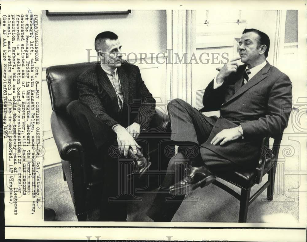 1971 Press Photo Lt. Col. Anthony Herbert & Kenneth Belieu at the Pentagon