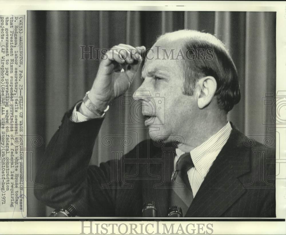 1971 Press Photo Labor Secretary James Hodgson with newsmen at White House