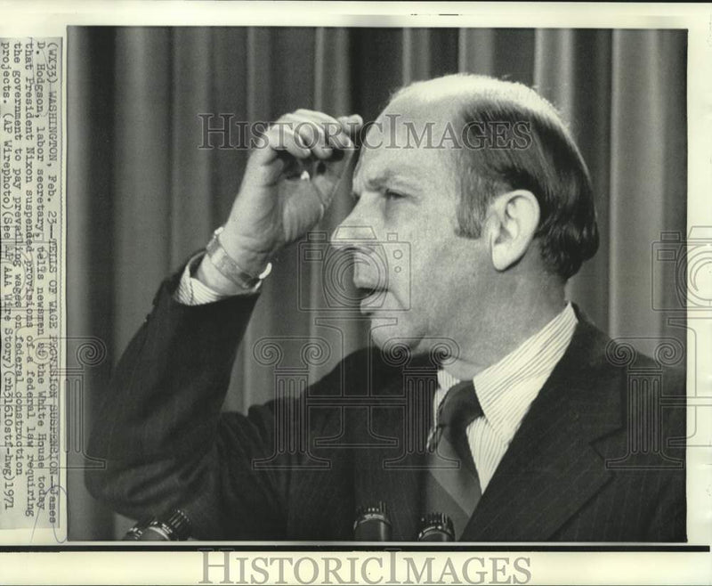 Load image into Gallery viewer, 1971 Press Photo Labor Secretary James Hodgson with newsmen at White House

