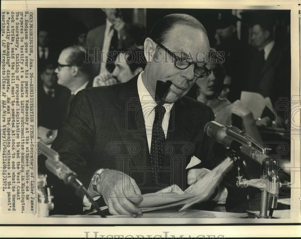 1972 Press Photo Labor Secretary Hodgson prepares to testify at Senate Labor
