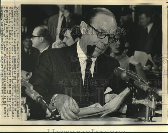 1972 Press Photo Labor Secretary Hodgson prepares to testify at Senate Labor