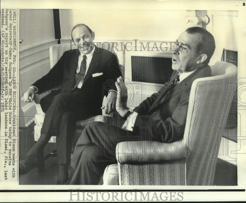 Load image into Gallery viewer, 1971 Press Photo President Nixon &amp; Labor Secretary Hodgson meet in White House
