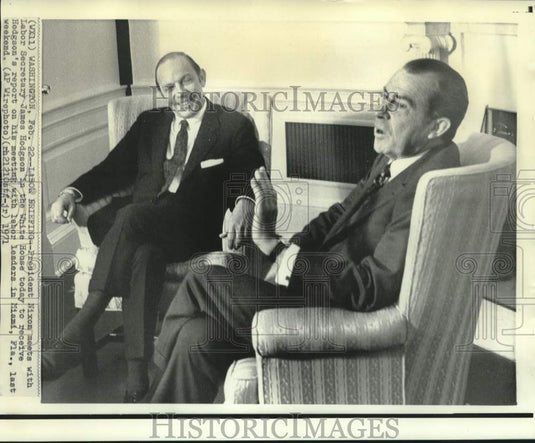 1971 Press Photo President Nixon & Labor Secretary Hodgson meet in White House