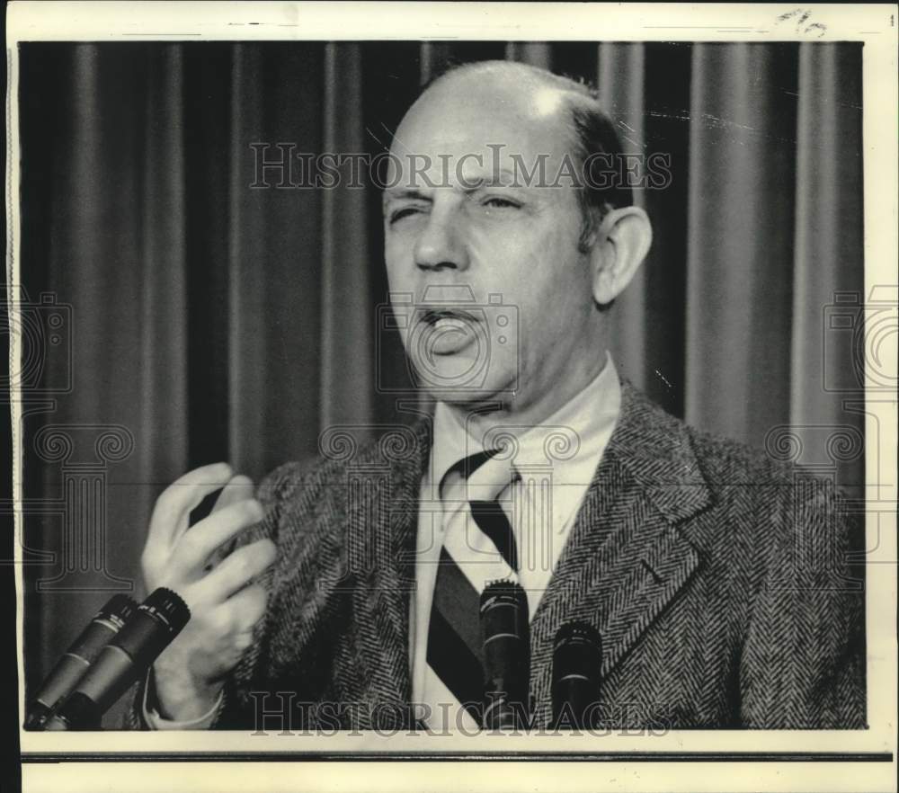1972 Press Photo Secretary of Labor James Hodgson at news conference - now08570