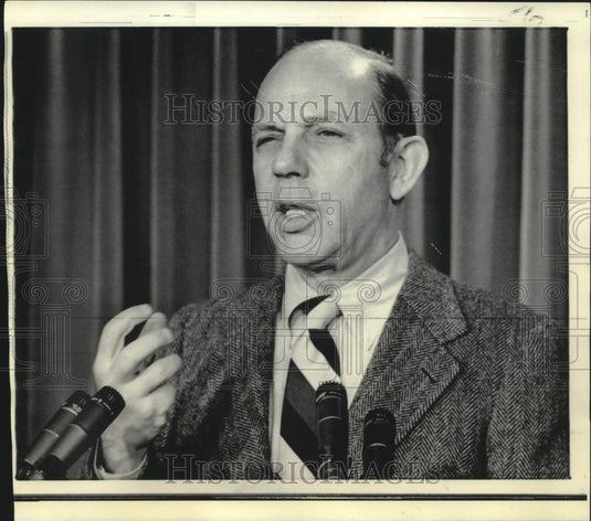1972 Press Photo Secretary of Labor James Hodgson at news conference - now08570