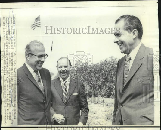 1970 Press Photo James Hodgson, Schultz & President Nixon on eastern White House